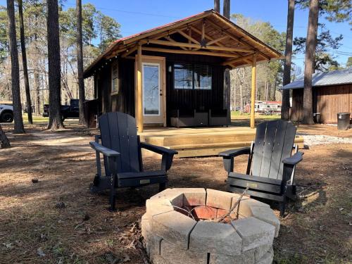 Hemphill House | Beautiful Cabin by the Lake Nestled in Sabine National Forest for a Romantic Retreat in Hemphill, Texas