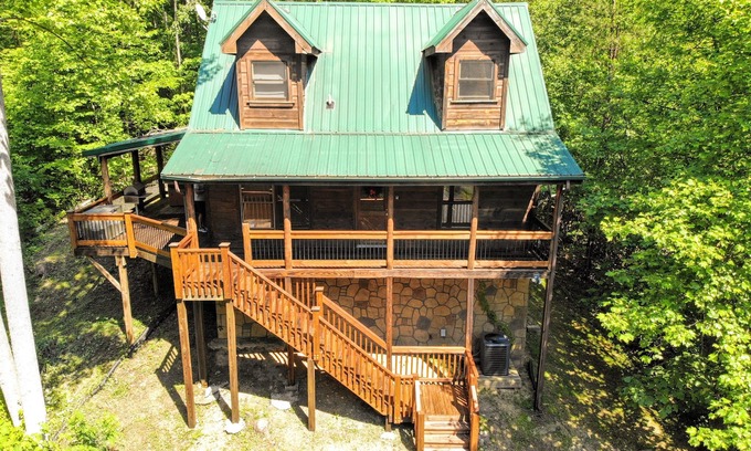 Gatlinburg - Pigeon Forge Cabin | Beautiful Cabin-on Over an Acre of Land. Minutes to GSMNP! Privately owned!