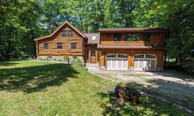 Harbor Springs Cabin | Beautiful cabin in Good Hart with water access!