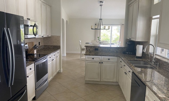 Diplomat House | Beautiful Cape Coral Home w/ PrivateCourtyard Pool