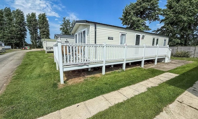 Hunstanton House | Beautiful caravan with decking at Manor Park in Hunstanton ref 23042B