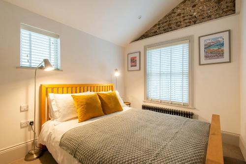 Hove Apartment | Beautiful, central, 3 min walk from beach, 2 King doubles