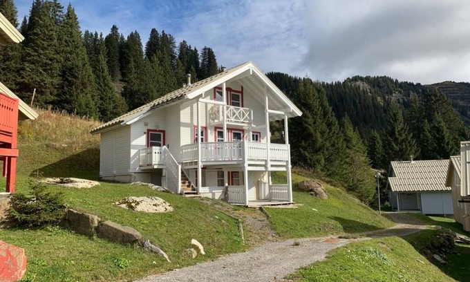 Flaine House | BEAUTIFUL CHALET WITH JACUZZI CLOSE TO SLOPES - STUNNING VIEWS - SO RELAXING!