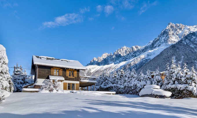 Les Bossons Ski Chalet | Beautiful Chalet & Amazing views: 5 Bed, 6 bath, Sauna, Hot Tub, Parking, Garden