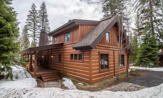 Tamarack Ski Chalet | Beautiful Chalet|Private Hot Tub, Wood Fireplace