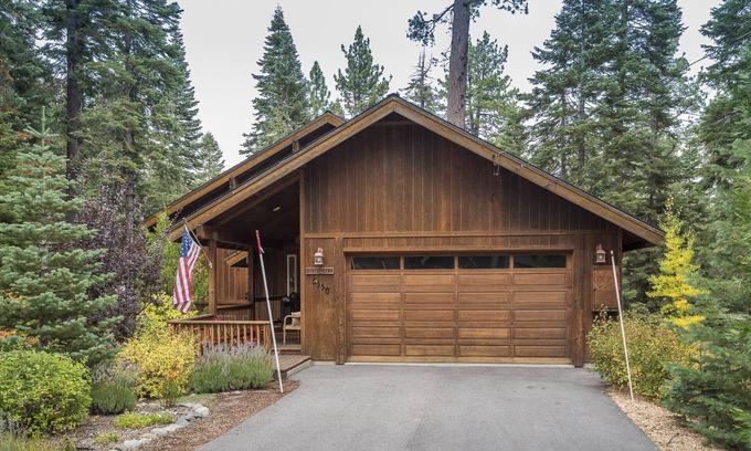 Tahoma House | Beautiful Chamberlands home w/full access to private Chamberlands pool, beach, and tennis
