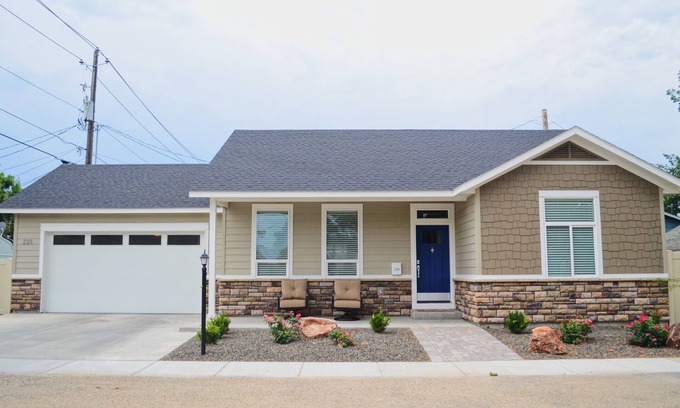 Meridian House | Beautiful & clean 2 Bed/2 bath home in downtown Meridian!