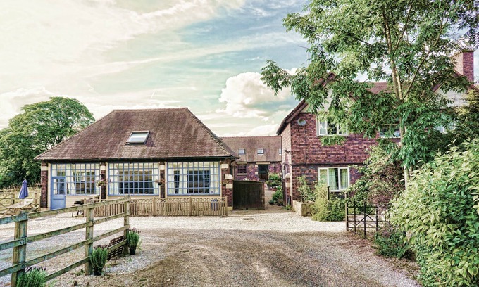 Lea Other | Beautiful Coach House idyllic village setting on edge of The Peak District BRIAR