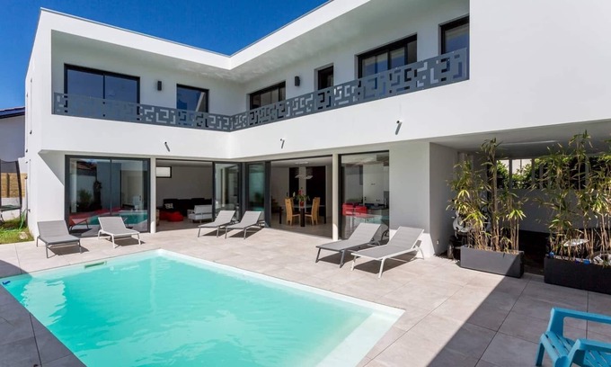 Anglet House | Beautiful contemporary villa with swimming pool facing the golf of Biarrirz