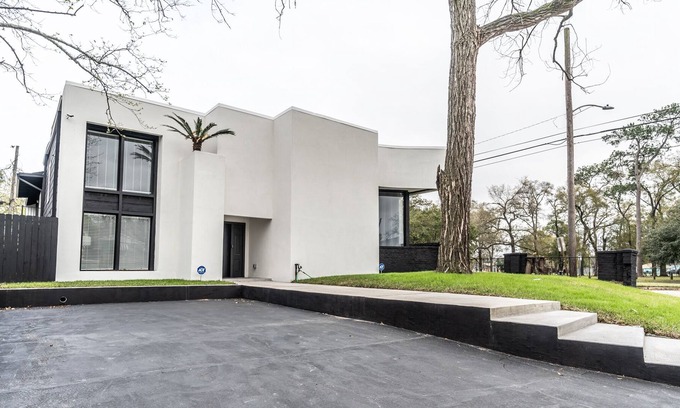 Northside House | Beautiful Contemporary Mansion