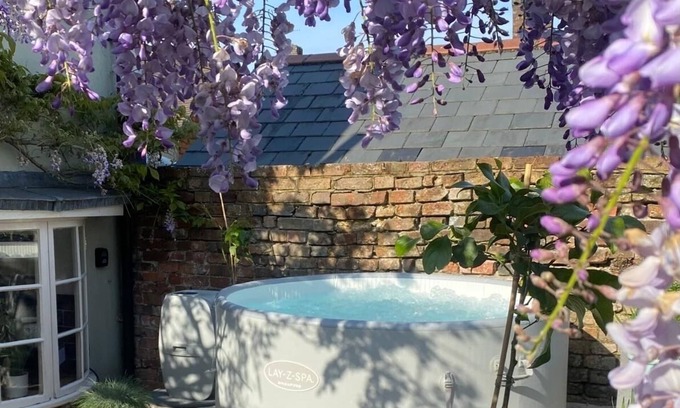 New Forest District Cottage | Beautiful cottage + hot tub, close to marinas