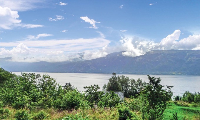 Gjuvsland House | Beautiful cottage in the middle of the picturesque Hardangerfjord, on the island Varaldsøy.