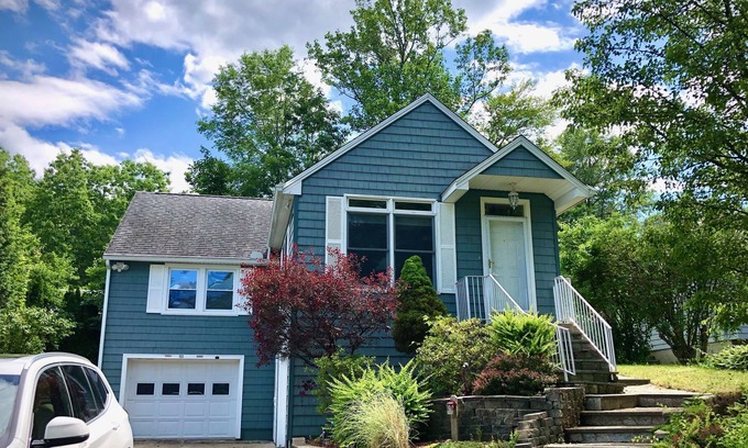 Winchester House | Beautiful Cottage on the Number One Lake in CT