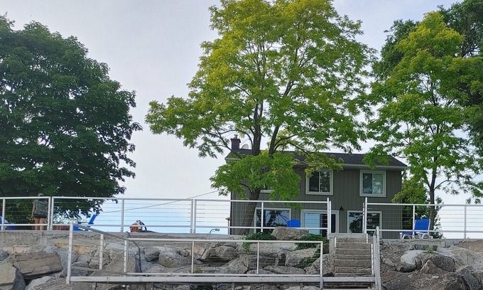 Hamilton Cottage | Beautiful cottage right on the Lake Erie