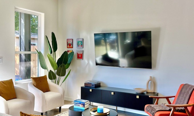 West Dallas House | Beautiful, Cozy, Contemporary 4BR near Downtown Dallasn