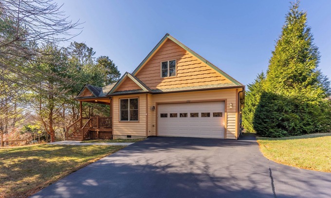Haw Creek House | Beautiful Craftsman Style home minutes to Downtown Asheville.