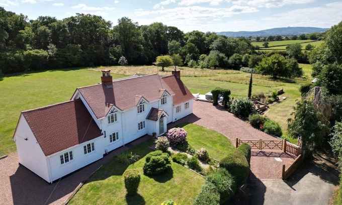 Hartpury House | Beautiful Danford House & Lodge with Hot Tub