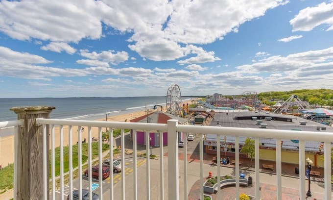 Old Orchard Beach Apartment | Beautiful Direct Ocean Front 2 bedroom w/private balcony