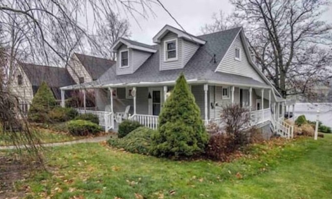 Dundee Cottage | Beautiful East Waneta Lakeside Cottage!