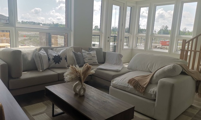 Barrie Villa | Beautiful Estate in the Heart of Barrie, 7mins to Lakeshore