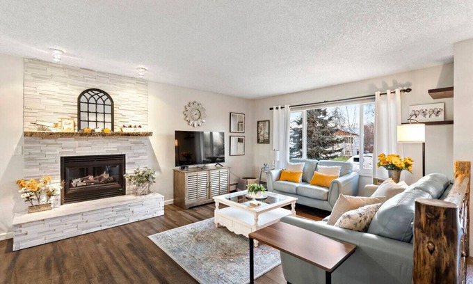 Taku - Campbell House | Beautiful Family Getaway w/Fireplace, Deck, Yard & Game Room