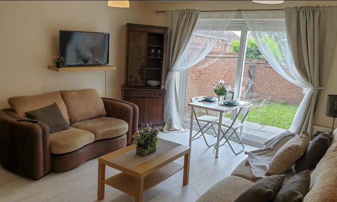 Darlaston House | Beautiful family home *perfect for contractors*