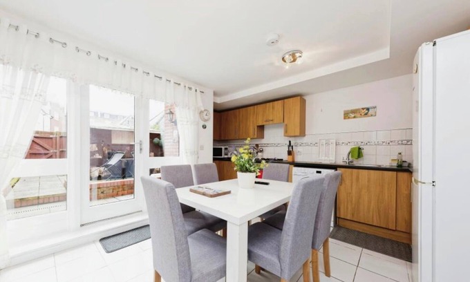 Canterbury House | Beautiful Family Town Home With Private Parking
