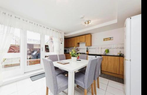 Canterbury House | Beautiful Family Town Home With Private Parking