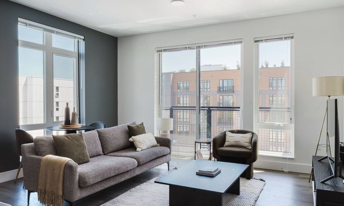 Squire Park Apartment | Beautiful First Hill Jr 1BR w/Gym, BBQ & Game Room, by Blueground