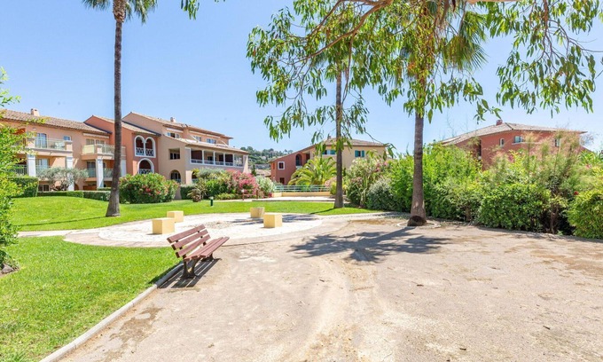 Plage de la Garonnette Apartment | Beautiful apartment for 4 people with pool, WIFI, A/C, TV and terrace