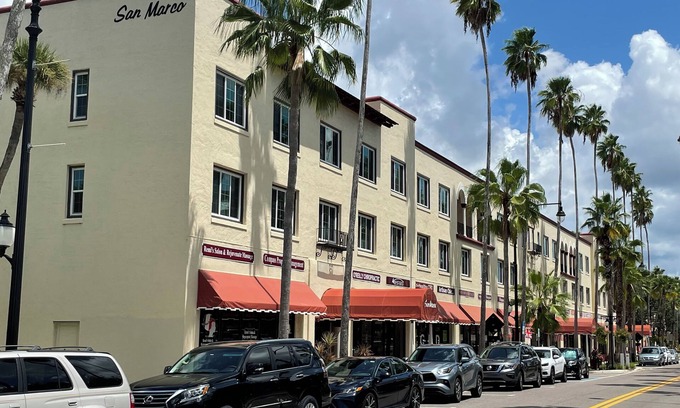 Venice Condo | Beautiful Furnished Venice Island 2BR/2BR Remodeled Condo In Historic District