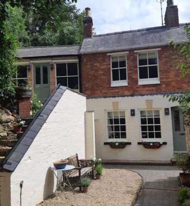 Oakham House | Beautiful Georgian cottage within a private walled garden