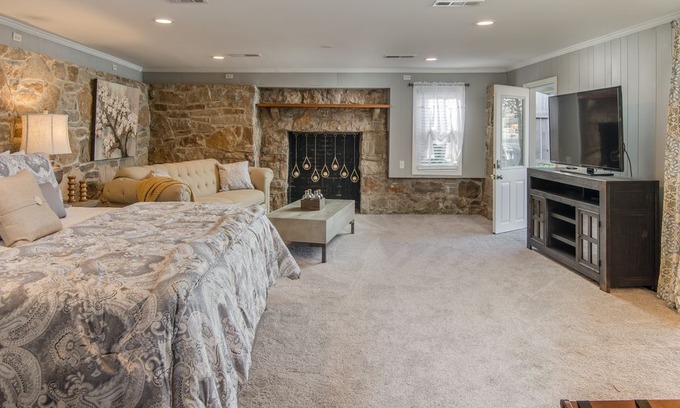 Franklin Apartment | Beautiful Guest House In Historic Franklin! Only 1 mile from Main Street!