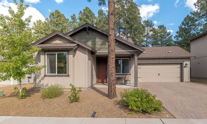 Flagstaff House | Beautiful home! Central AC! 5 mins to Downtown! Great setting! 20% Monthly Disc!