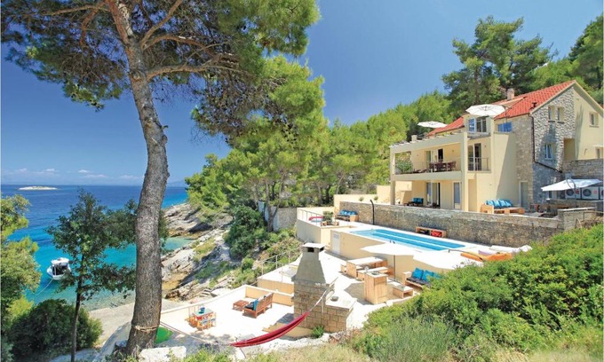 Prigradica House | Beautiful Home In Prigradica With Jacuzzi