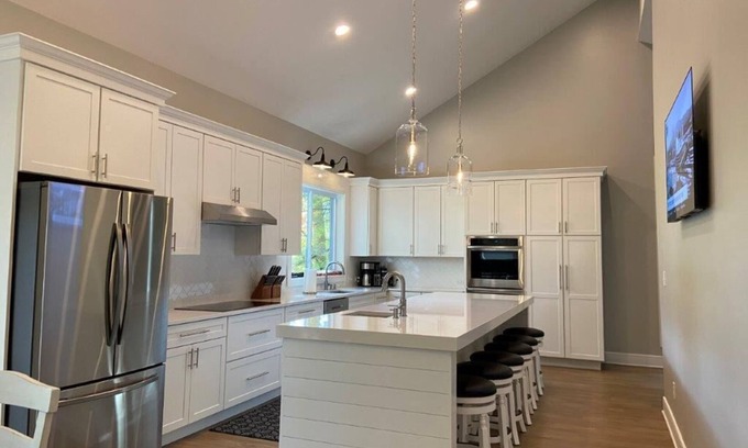 State College House | Beautiful Home in Toftrees. Located 2.5 miles from PSU campus and Beaver Stadium