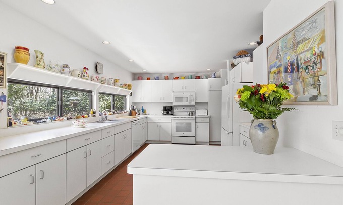 Wainscott House | Beautiful Home in Wainscott, walking distance to the ocean with large pool.