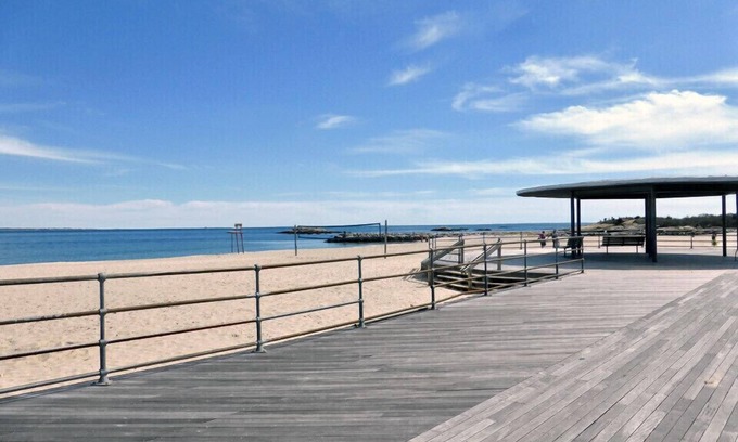 Waterford House | Beautiful Home w/ 6 person hot tub 1 mile to beach & 20 min to Mystic & Mohegan