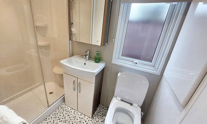 Morpeth Cabin | Beautiful hot tub lodge in Northumberland. Sleeps up to 6 people.
