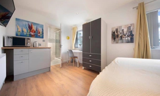 Everton Villa | Beautiful House 6 en-suite rooms close to Stadium!