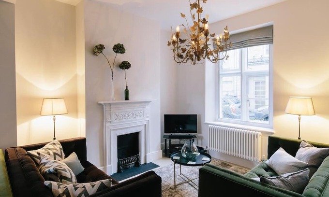 Cirencester House | Beautiful house, Cirencester centre, parking