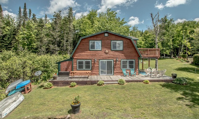 Lunenburg House | Beautiful Lake Front Cabin
