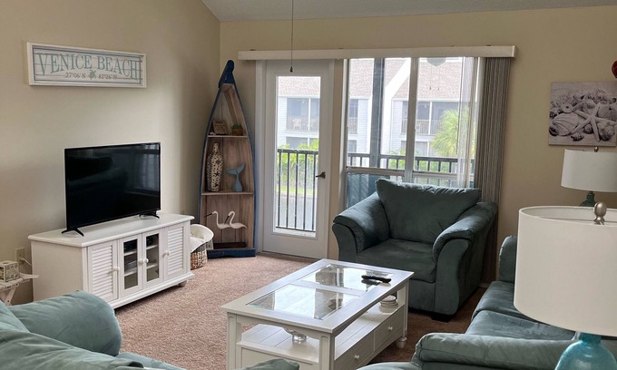 Venice Condo | Beautiful Lakefront Condo W/Pool Near Beach