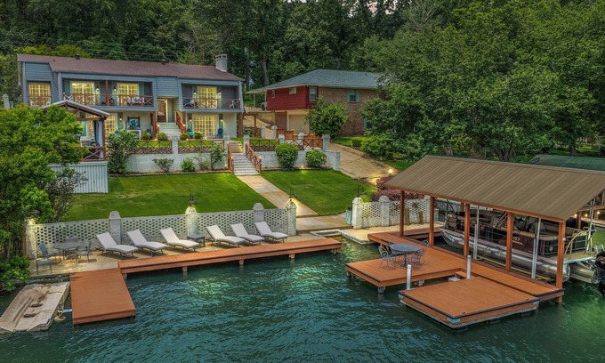 Eclectic House | Beautiful Lakefront Home - The Great Escape