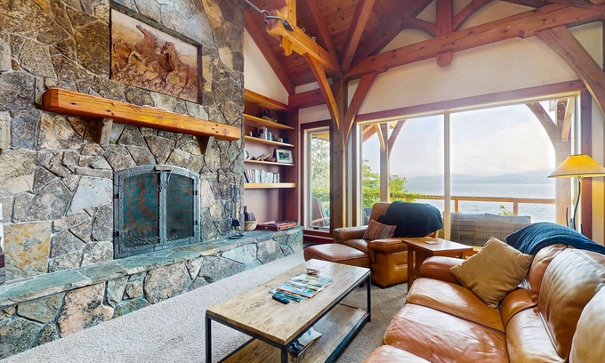 Sandpoint Cabin | Beautiful lakefront lodge w/views, private beach access, & large deck