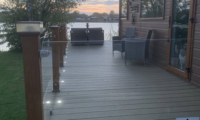Tattershall Cabin | Beautiful Lakeside lodge with Hot Tub