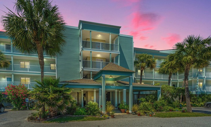 Folly Beach Condo | Beautiful Marsh View Condo Walking Distance to Folly Beach