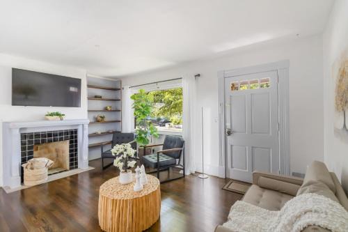 Home Park Apartment | Beautiful Midtown home-sleeps 13