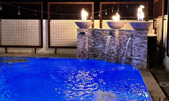 Willo House | Beautiful Midtown Willo retreat with private pool and gym