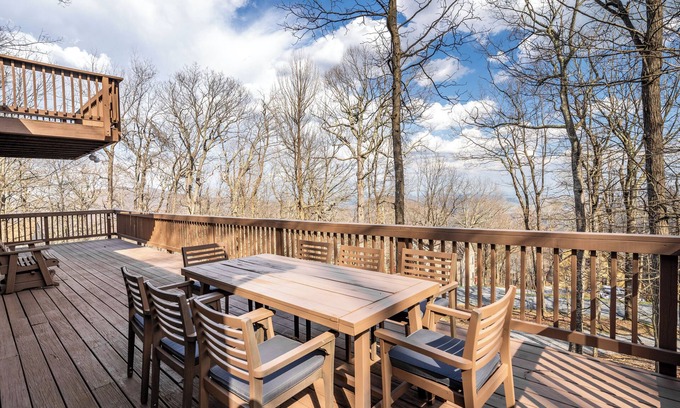 Chestnut Springs House | Beautiful Mountain House Close to the Slopes